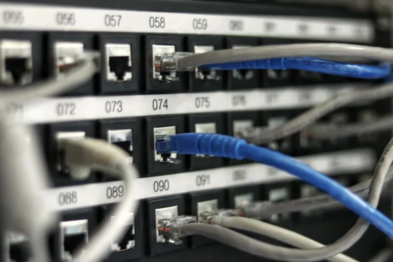 Netzwerkarchitektur und IT-Infrastruktur — Serverschrank mit Kabeln